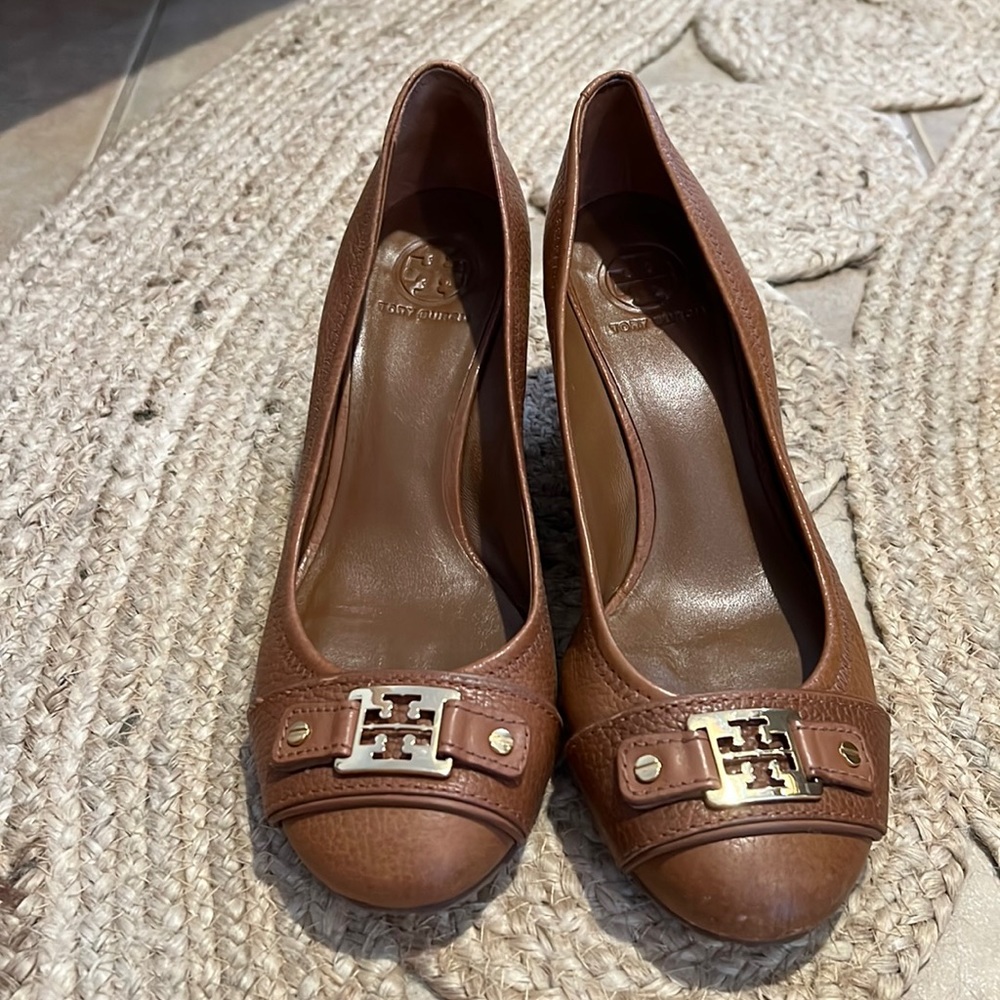 Tory Burch Wedge Heels Sz 9.5 Women’s Leather Shoes Warm Brown Gold Accent Logo